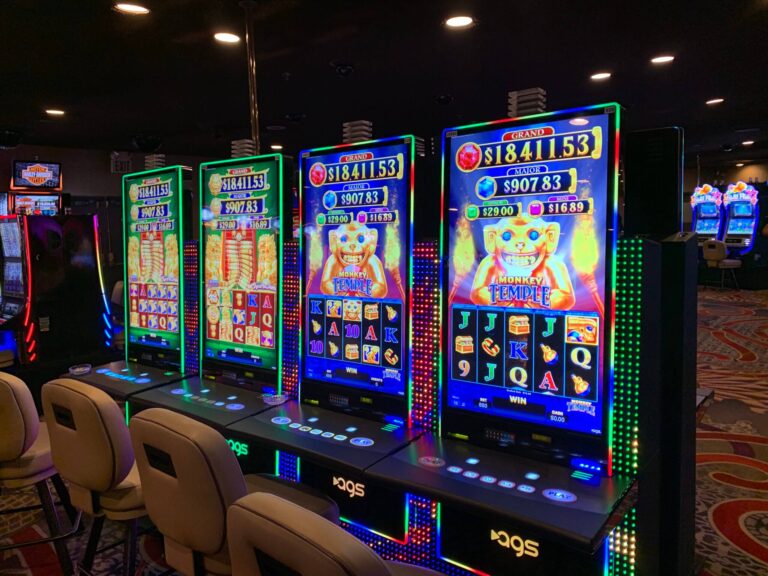 Introduce slot machine gameplay, probability, winning rate